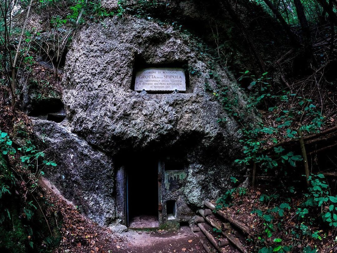 Sui Sentieri della Via del Gesso degli Artisti: La Grotta della Spipola desktop picture