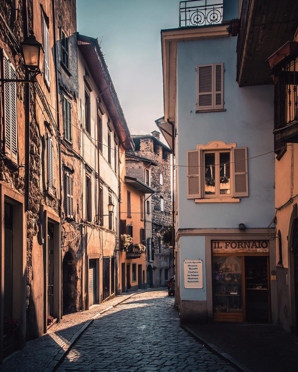 Passeggiata a Lovere, uno dei Borghi più Belli d’Italia Passeggiata a Lovere, uno dei Borghi più Belli d’Italia desktop picture