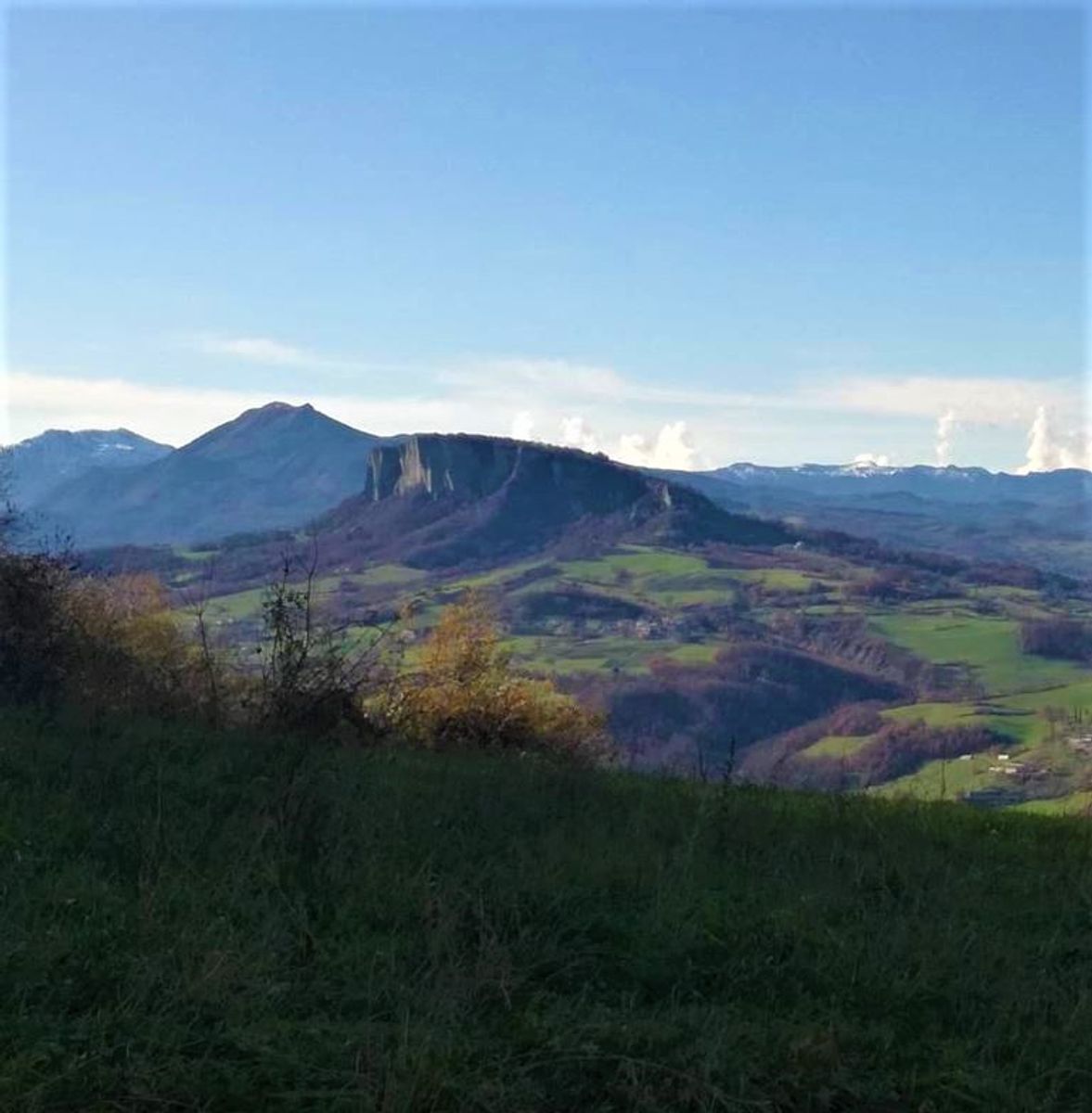 Scorci mozzafiato dall’Appennino Reggiano sulla Panchina Gigante Scorci mozzafiato dall’Appennino Reggiano sulla Panchina Gigante desktop picture