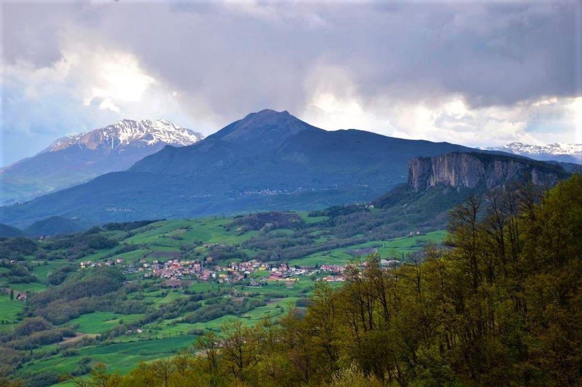 Scorci mozzafiato dall’Appennino Reggiano sulla Panchina Gigante desktop picture