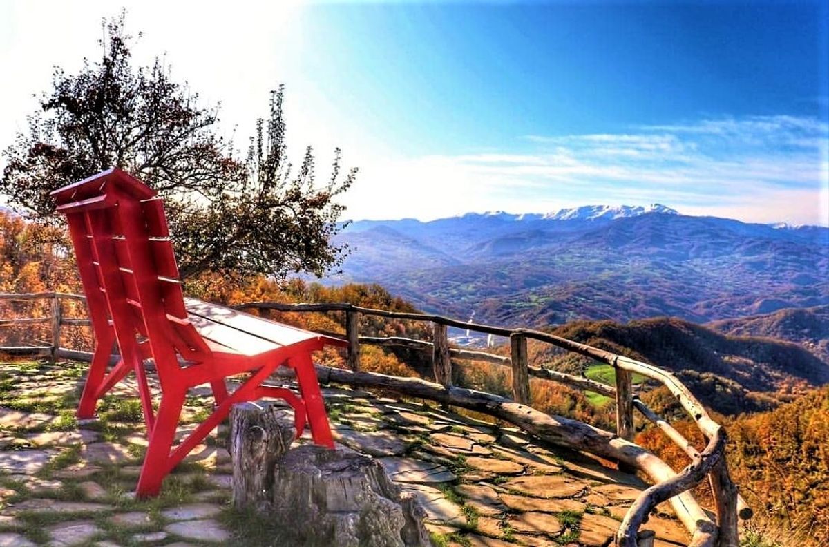 Scorci mozzafiato dall’Appennino Reggiano sulla Panchina Gigante Scorci mozzafiato dall’Appennino Reggiano sulla Panchina Gigante desktop picture