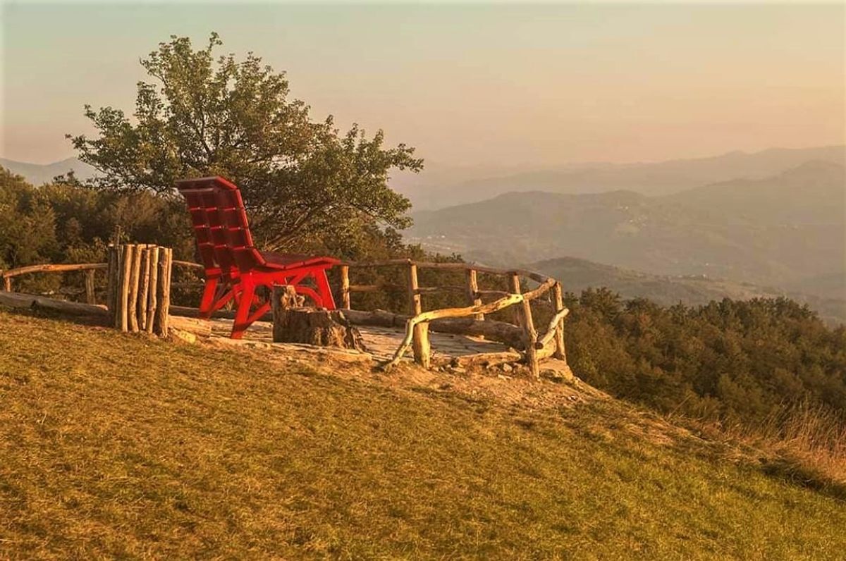 Scorci mozzafiato dall’Appennino Reggiano sulla Panchina Gigante Scorci mozzafiato dall’Appennino Reggiano sulla Panchina Gigante desktop picture
