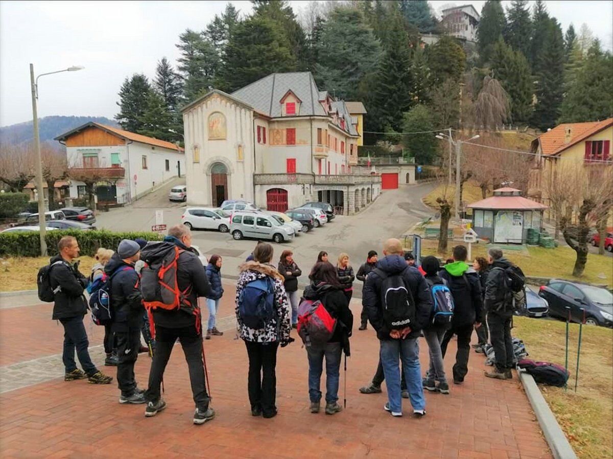 Dal Faro Voltiano al Monte Boletto: Camminata sul Lago di Como desktop picture