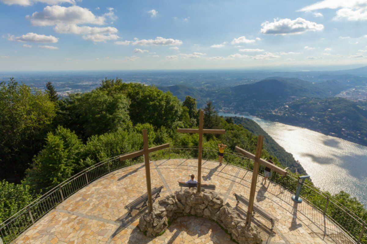 Dal Faro Voltiano al Monte Boletto: Camminata sul Lago di Como desktop picture