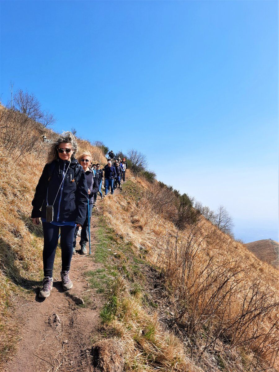 Dal Faro Voltiano al Monte Boletto: Camminata sul Lago di Como desktop picture