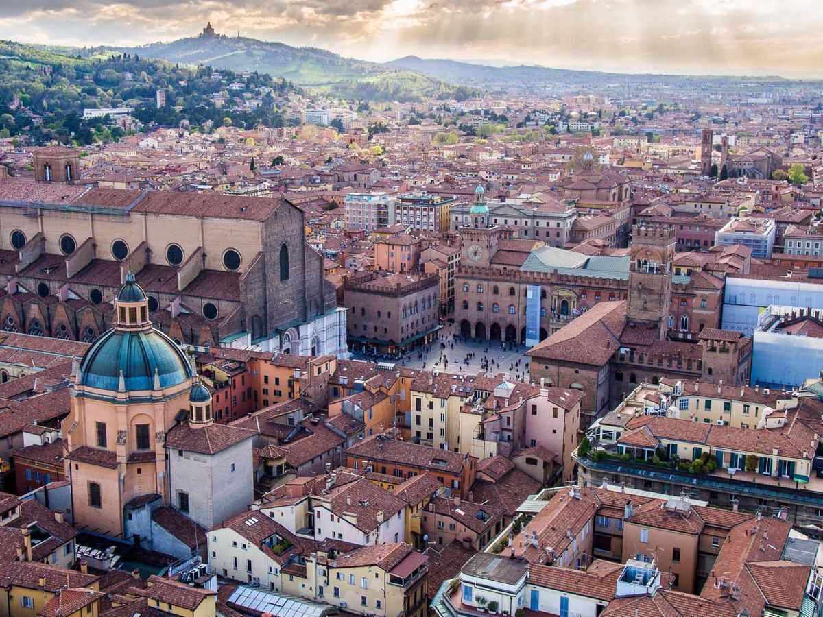 Tour nella Bologna segreta: fra storia e cultura, scienza e magia Tour nella Bologna segreta: fra storia e cultura, scienza e magia desktop picture