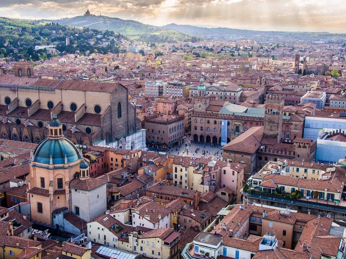 Tour nella Bologna segreta: fra storia e cultura, scienza e magia desktop picture