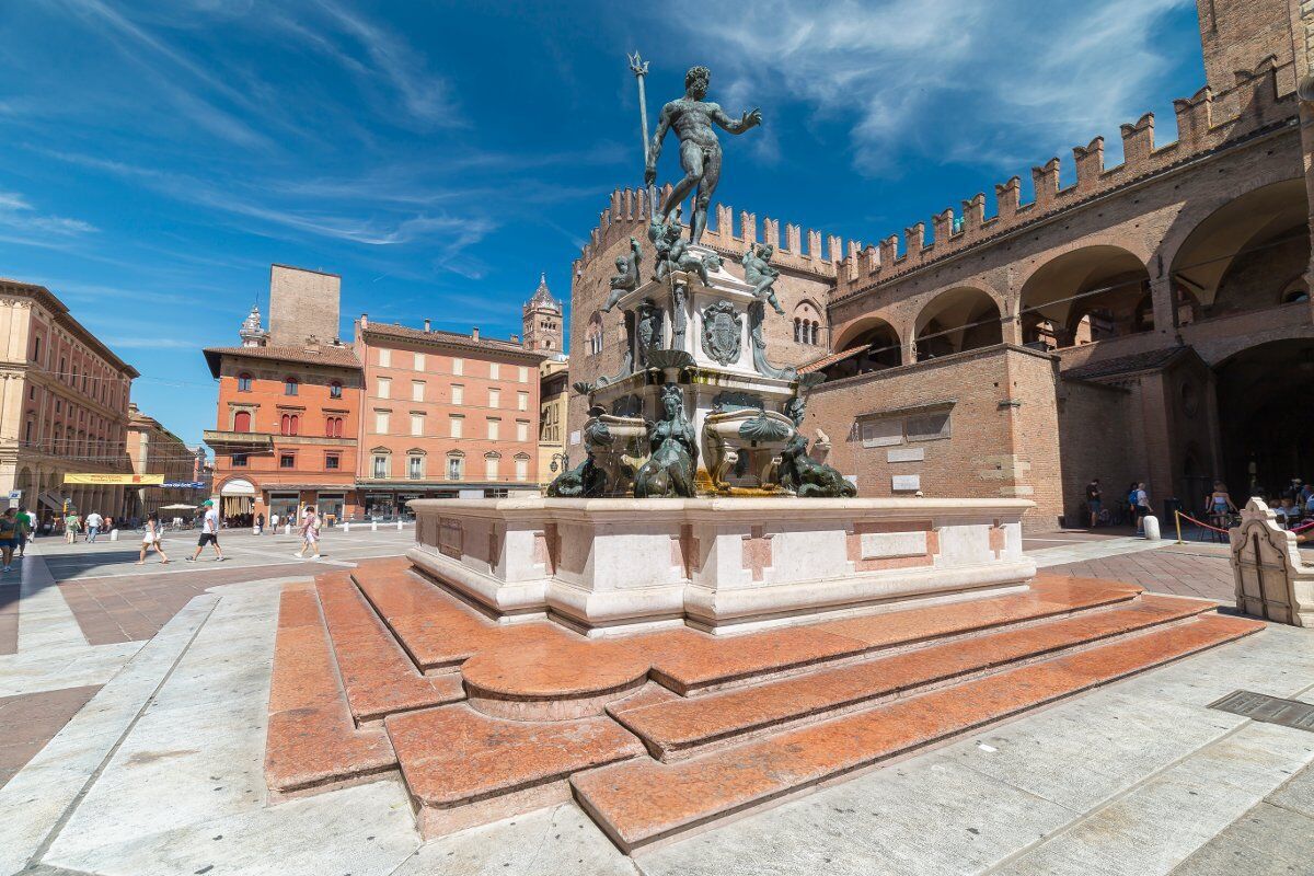 Tour nella Bologna segreta: fra storia e cultura, scienza e magia desktop picture