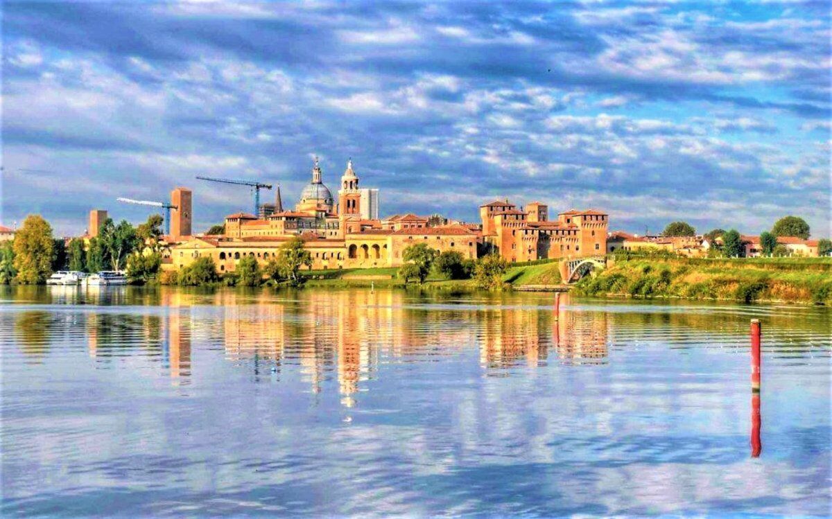 Mantova: una Reggia Rinascimentale Riflessa sul Lago Mantova: una Reggia Rinascimentale Riflessa sul Lago desktop picture