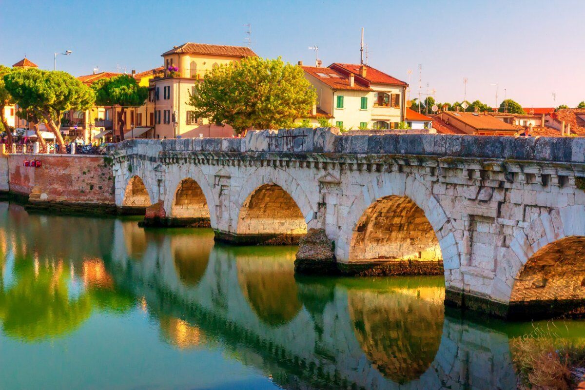 Rimini: Una Passeggiata Guidata tra Arte e Cultura desktop picture