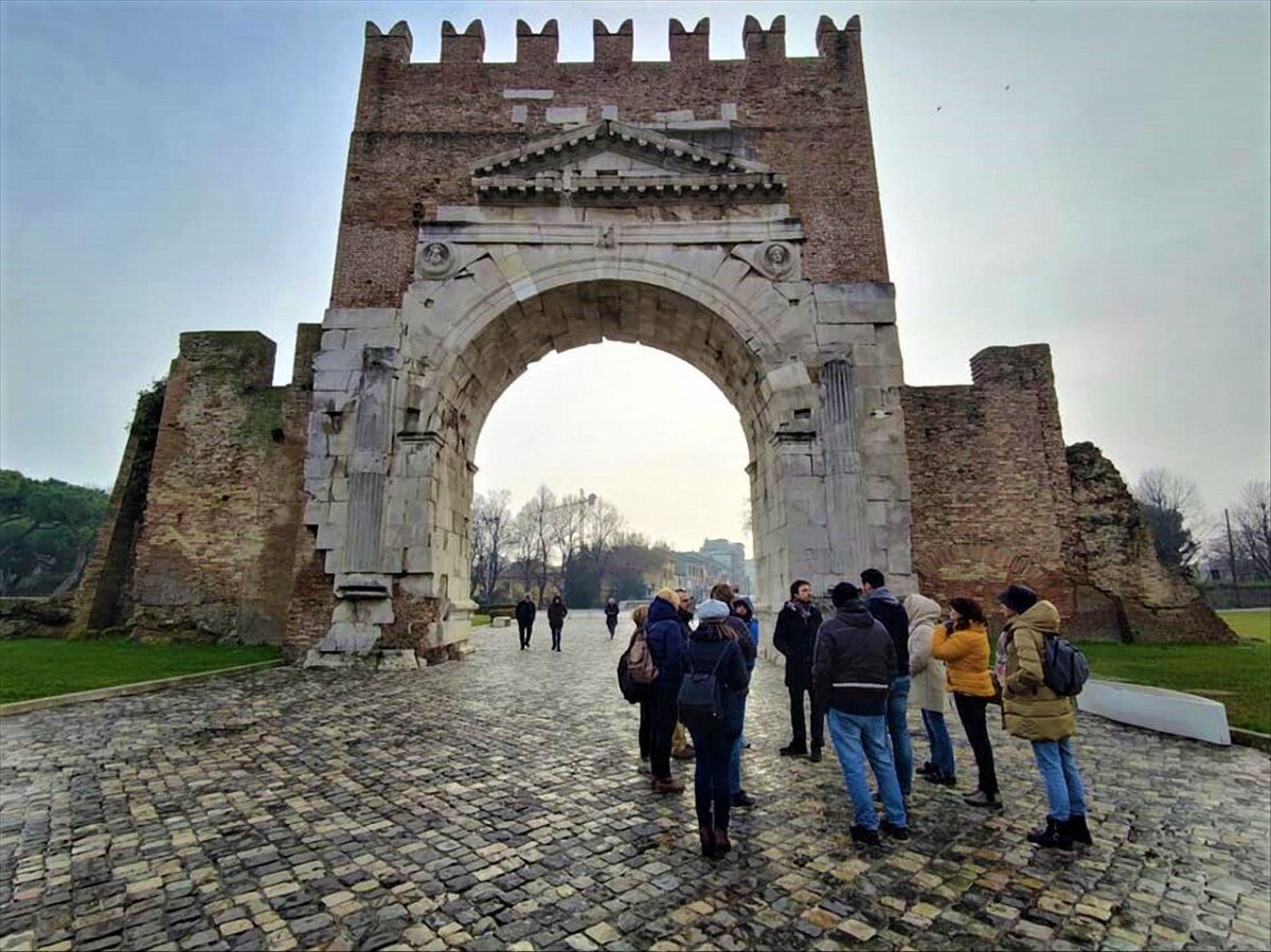 Rimini: Una Passeggiata Guidata tra Arte e Cultura desktop picture