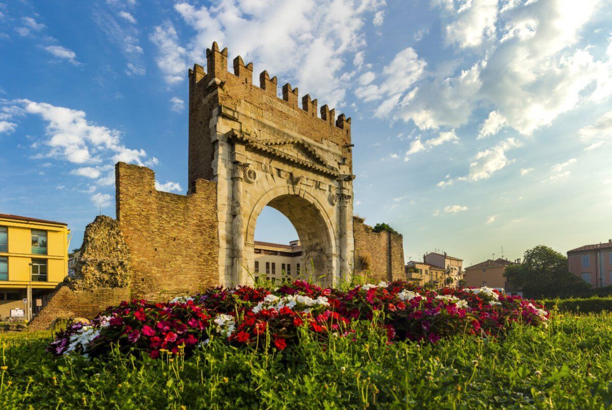 Rimini: Una Passeggiata Guidata tra Arte e Cultura desktop picture