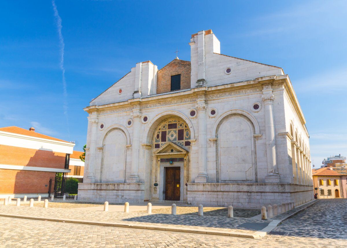 Rimini: Una Passeggiata Guidata tra Arte e Cultura desktop picture