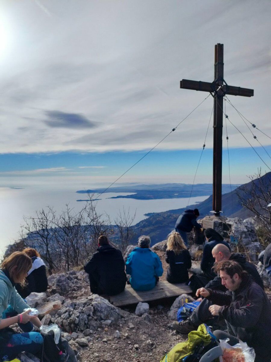 I Sentieri del Monte Castello di Gaino: una terrazza sul Lago di Garda desktop picture