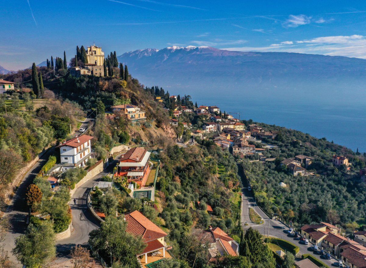 I Sentieri del Monte Castello di Gaino: una terrazza sul Lago di Garda desktop picture