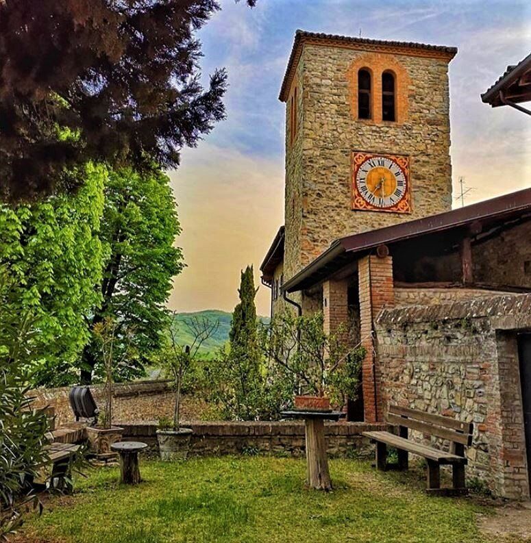 Lo storico Borgo Bolognese: Trekking a Castello di Serravalle desktop picture