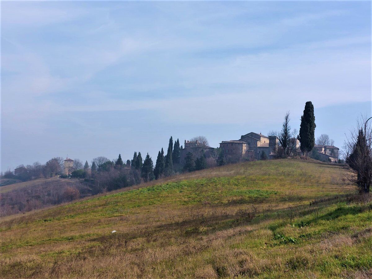 Lo storico Borgo Bolognese: Trekking a Castello di Serravalle desktop picture