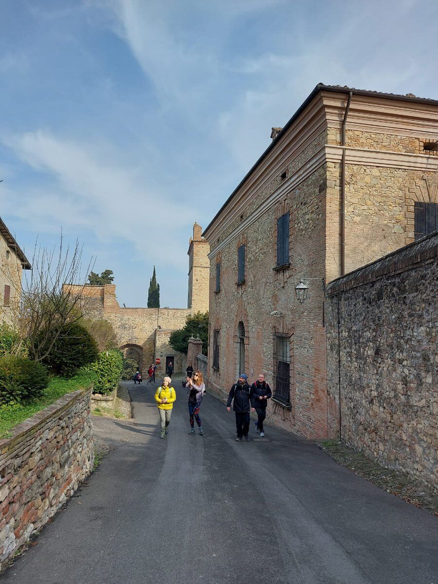 Lo storico Borgo Bolognese: Trekking a Castello di Serravalle desktop picture