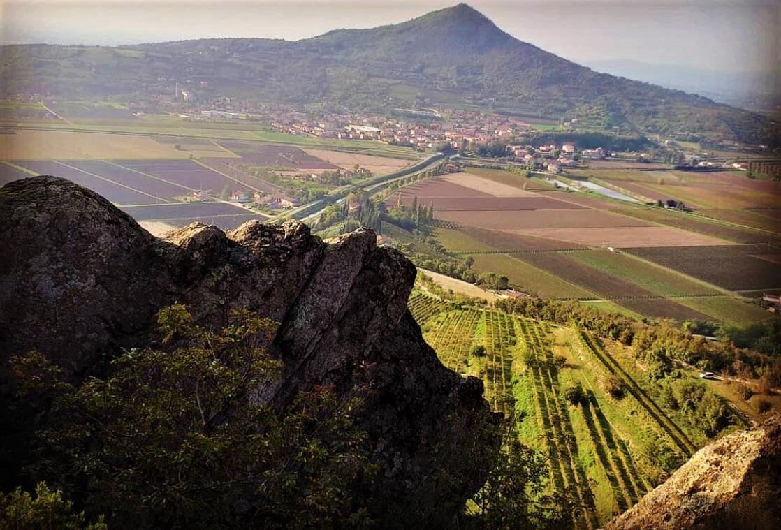 Il Buso dei Briganti, scorci unici e leggende misteriose dal Monte Cinto Il Buso dei Briganti, scorci unici e leggende misteriose dal Monte Cinto desktop picture