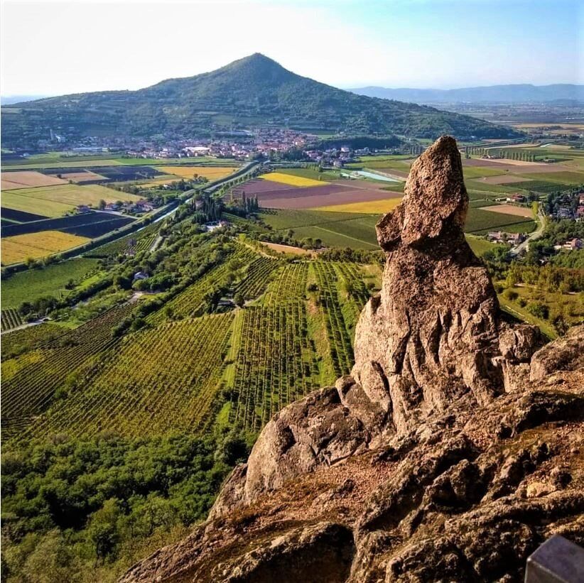 Il Buso dei Briganti, scorci unici e leggende misteriose dal Monte Cinto Il Buso dei Briganti, scorci unici e leggende misteriose dal Monte Cinto desktop picture