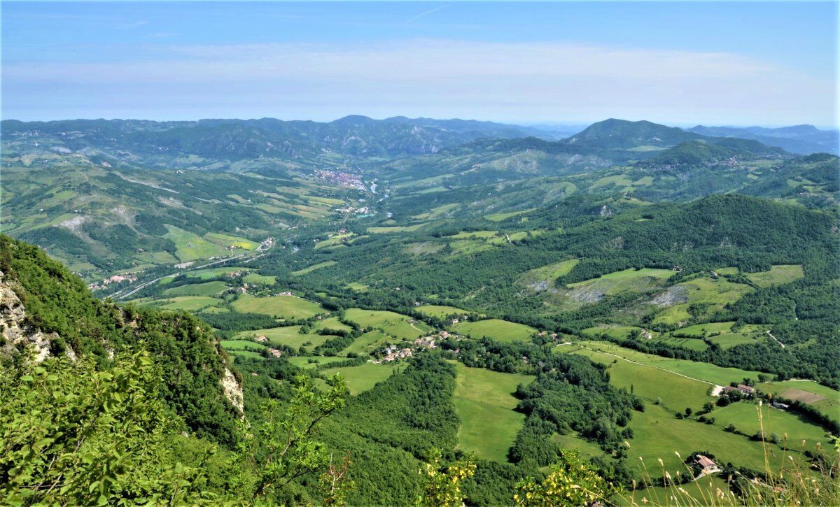 Trekking nei colli Bolognesi e visita alla misteriosa Rocchetta Mattei desktop picture