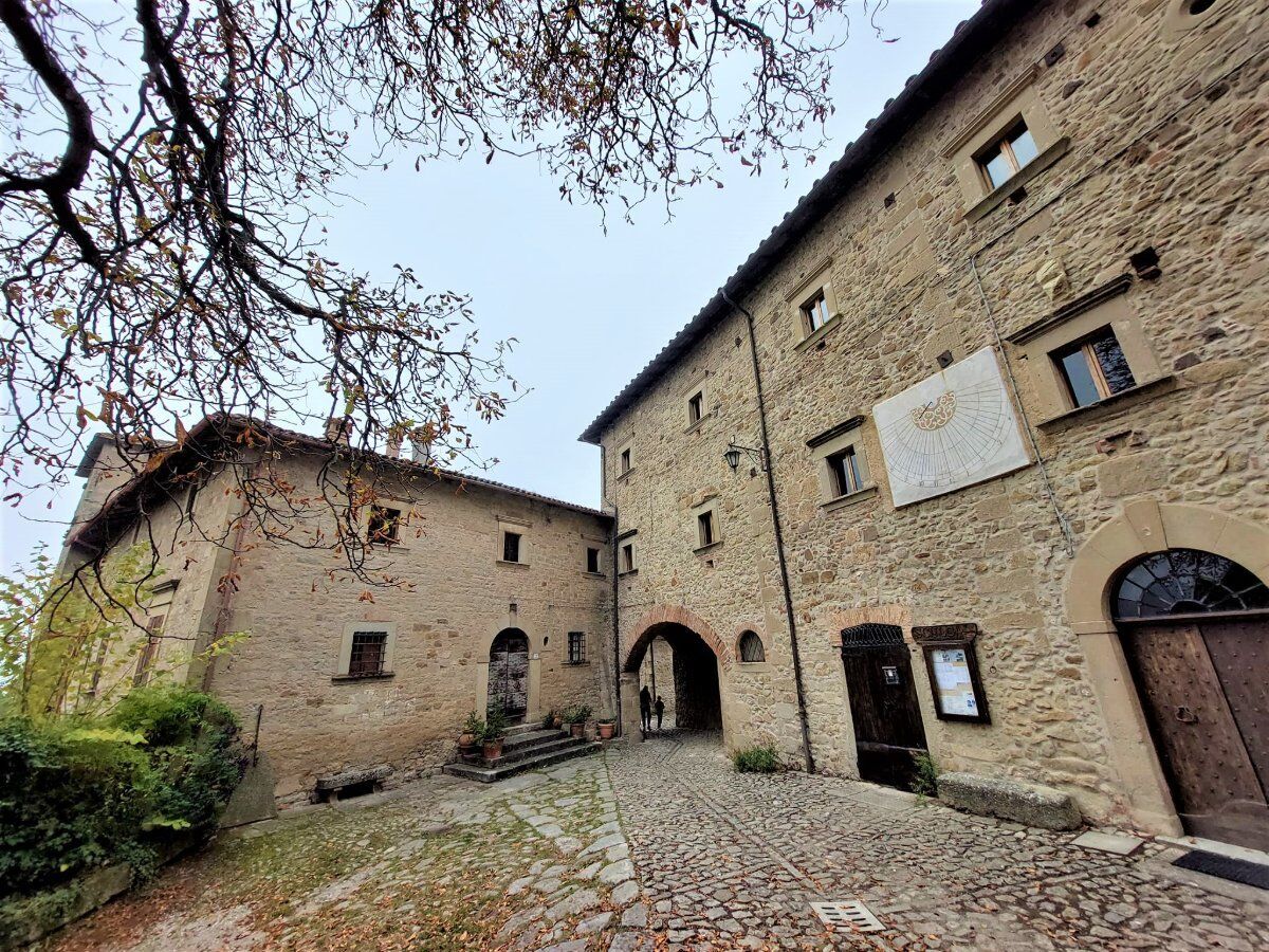 Trekking nei colli Bolognesi e visita alla misteriosa Rocchetta Mattei desktop picture