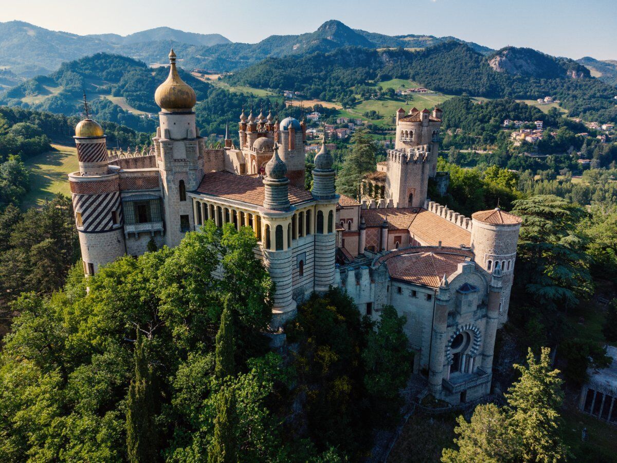 Trekking nei colli Bolognesi e visita alla misteriosa Rocchetta Mattei desktop picture