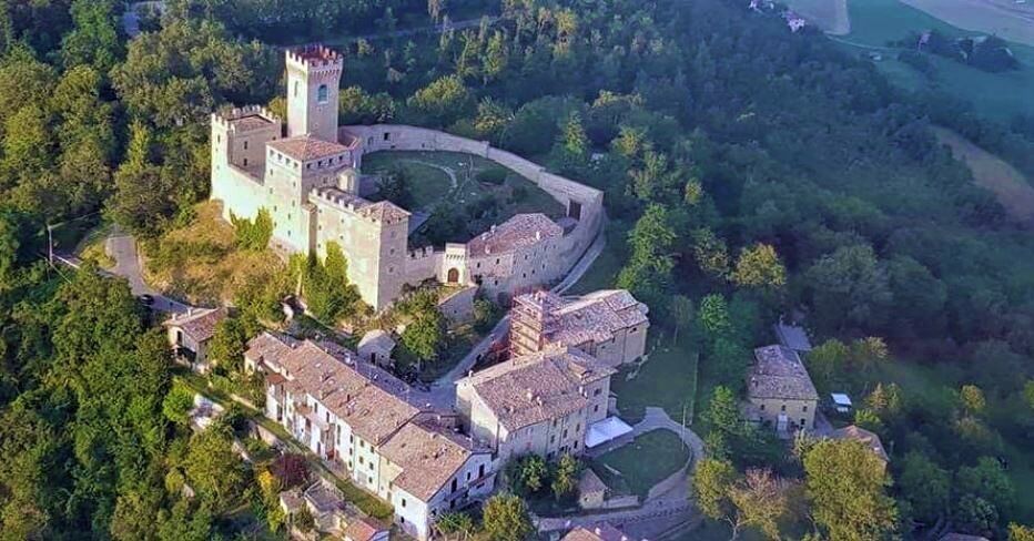 Nelle Terre del Frignano, il Castello di Montecuccolo e gli scenari dell’Appennino Emiliano desktop picture