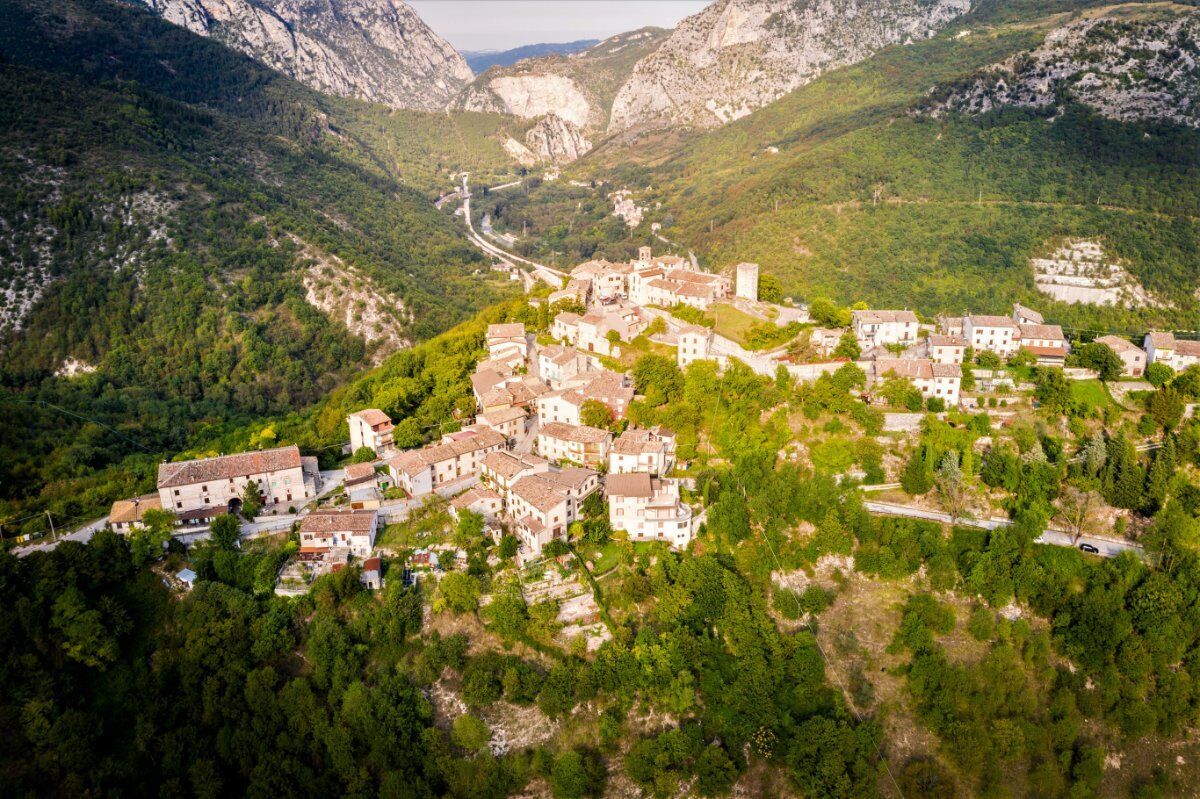 Il Sentiero dell’Aquila, Paesaggi Incantevoli tra i Fiumi Esino e Sentino Il Sentiero dell’Aquila, Paesaggi Incantevoli tra i Fiumi Esino e Sentino desktop picture