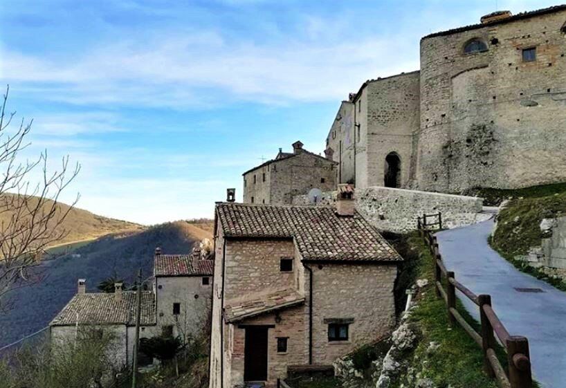 La faggeta di Canfaito e il Borgo incantato di Elcito: tesori dall’Appennino Marchigiano desktop picture