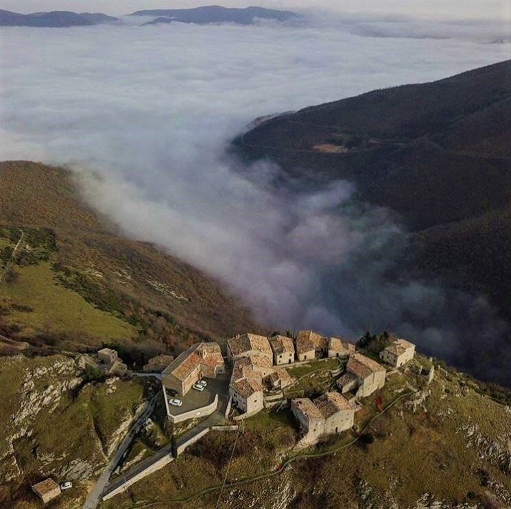 La faggeta di Canfaito e il Borgo incantato di Elcito: tesori dall’Appennino Marchigiano desktop picture