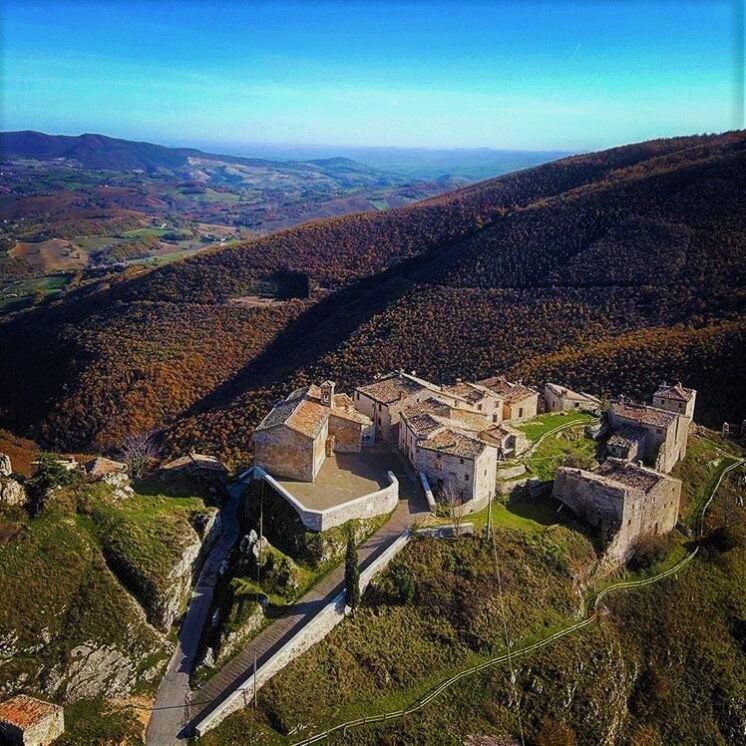 La faggeta di Canfaito e il Borgo incantato di Elcito: tesori dall’Appennino Marchigiano desktop picture