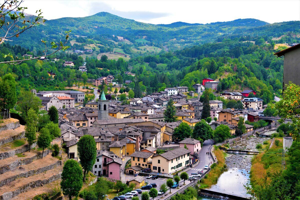 Trekking a Fiumalbo, magica “Città d’Arte” dell'Appennino Modenese desktop picture