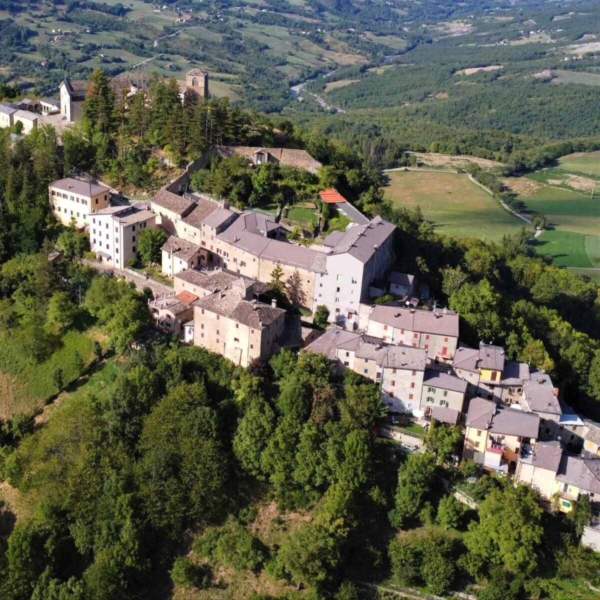 Trekking a Montecreto: tra suggestive miniere e tesori paesaggistici Trekking a Montecreto: tra suggestive miniere e tesori paesaggistici desktop picture