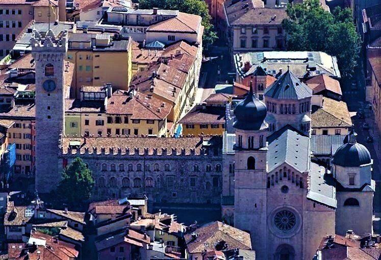 Visita culturale a Trento, uno Scrigno di Tesori Artistici e Paesaggistici desktop picture