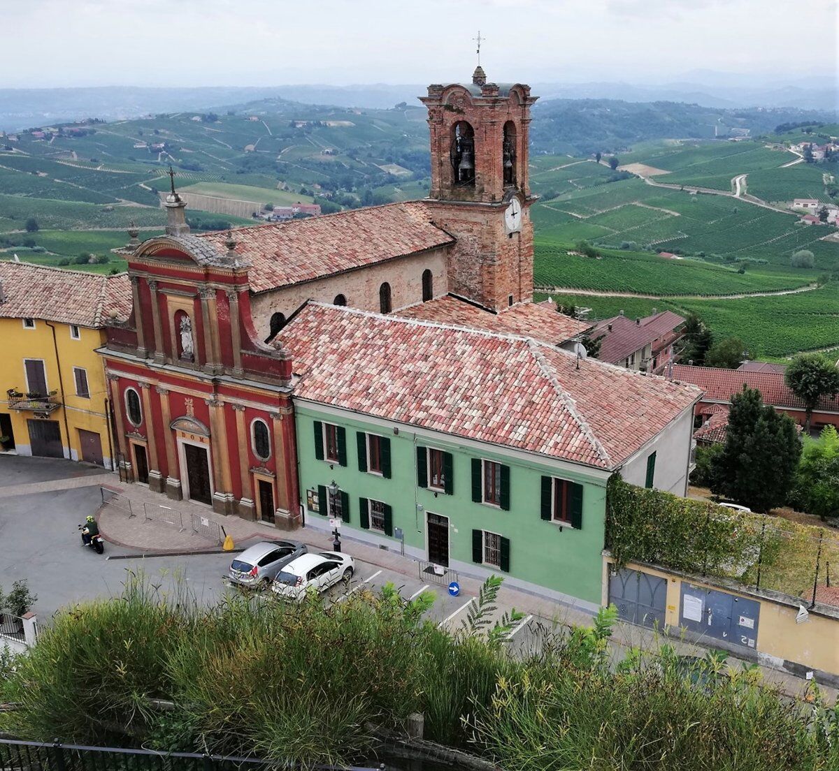 Escursione tra i vigneti di Alice Bel Colle: la Big Bench Rosa desktop picture