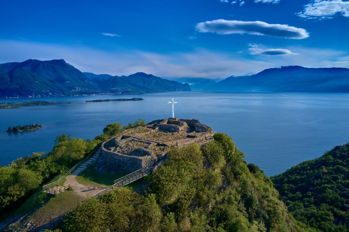 Escursione alla Rocca di Manerba: un terrazzo sul Lago di Garda desktop picture