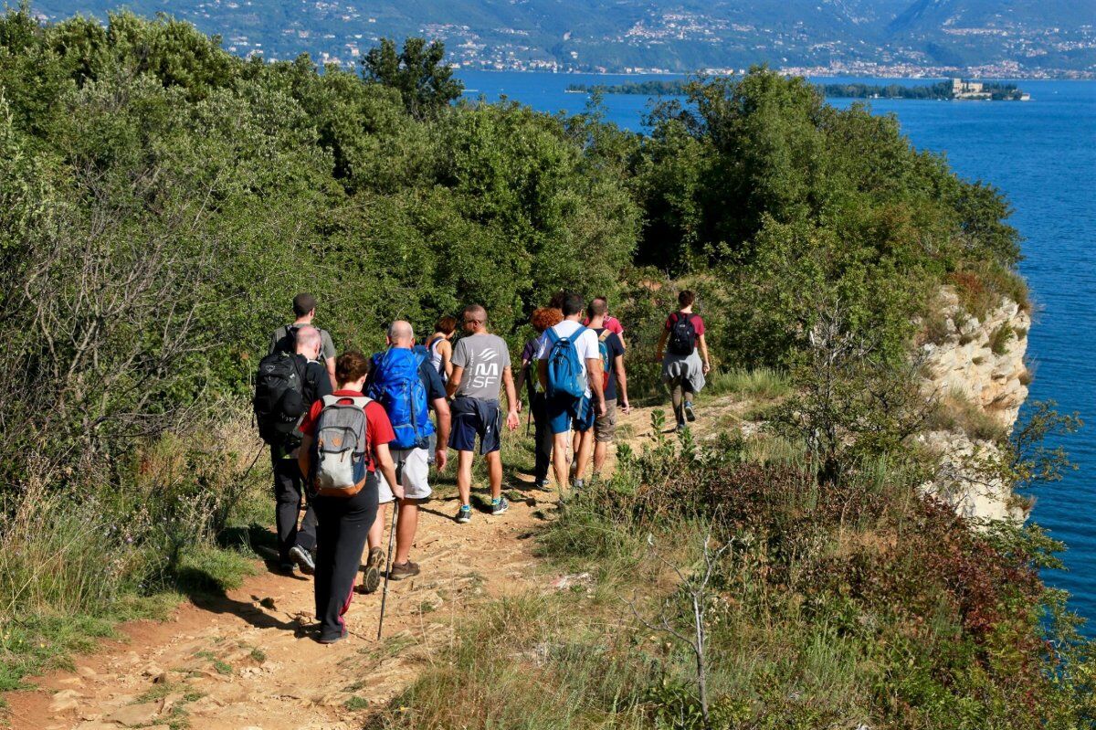 Escursione alla Rocca di Manerba: un terrazzo sul Lago di Garda desktop picture
