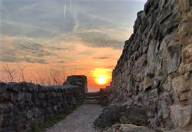 Magica Escursione al Tramonto: La Rocca di Manerba Magica Escursione al Tramonto: La Rocca di Manerba desktop picture