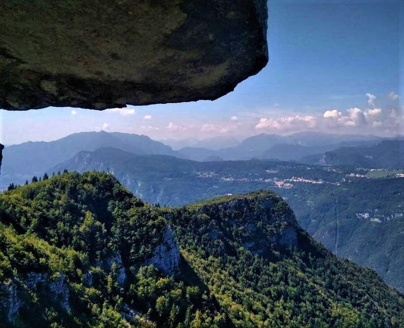 L’Altar Knotto, una Roccia Misteriosa a picco sull'Altopiano di Asiago desktop picture