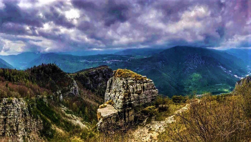 L’Altar Knotto, una Roccia Misteriosa a picco sull'Altopiano di Asiago desktop picture