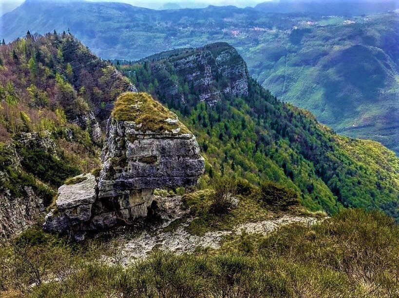 L’Altar Knotto, una Roccia Misteriosa a picco sull'Altopiano di Asiago desktop picture