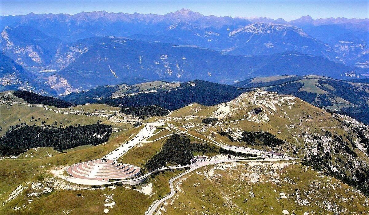 Cima Grappa: Una Camminata nella Storia avvolti da Scenari Unici desktop picture