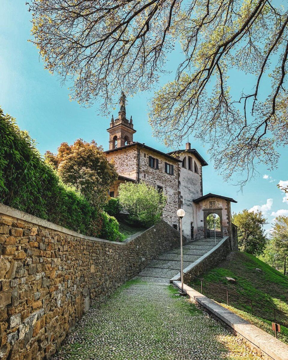 Il Parco dei Colli di Bergamo: Escursione tra storia e natura desktop picture