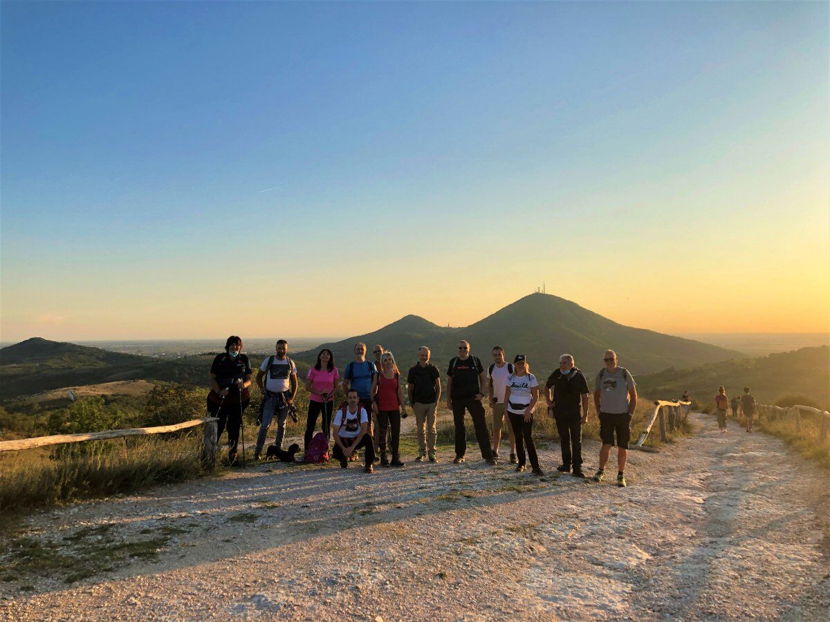Camminata al Pianoro del Mottolone, il balcone sui Colli Euganei Camminata al Pianoro del Mottolone, il balcone sui Colli Euganei desktop picture