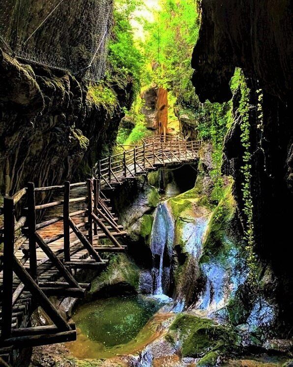 Escursione alle Grotte del Caglieron, tra Cascate e Scenari Mozzafiato - MATTINA desktop picture