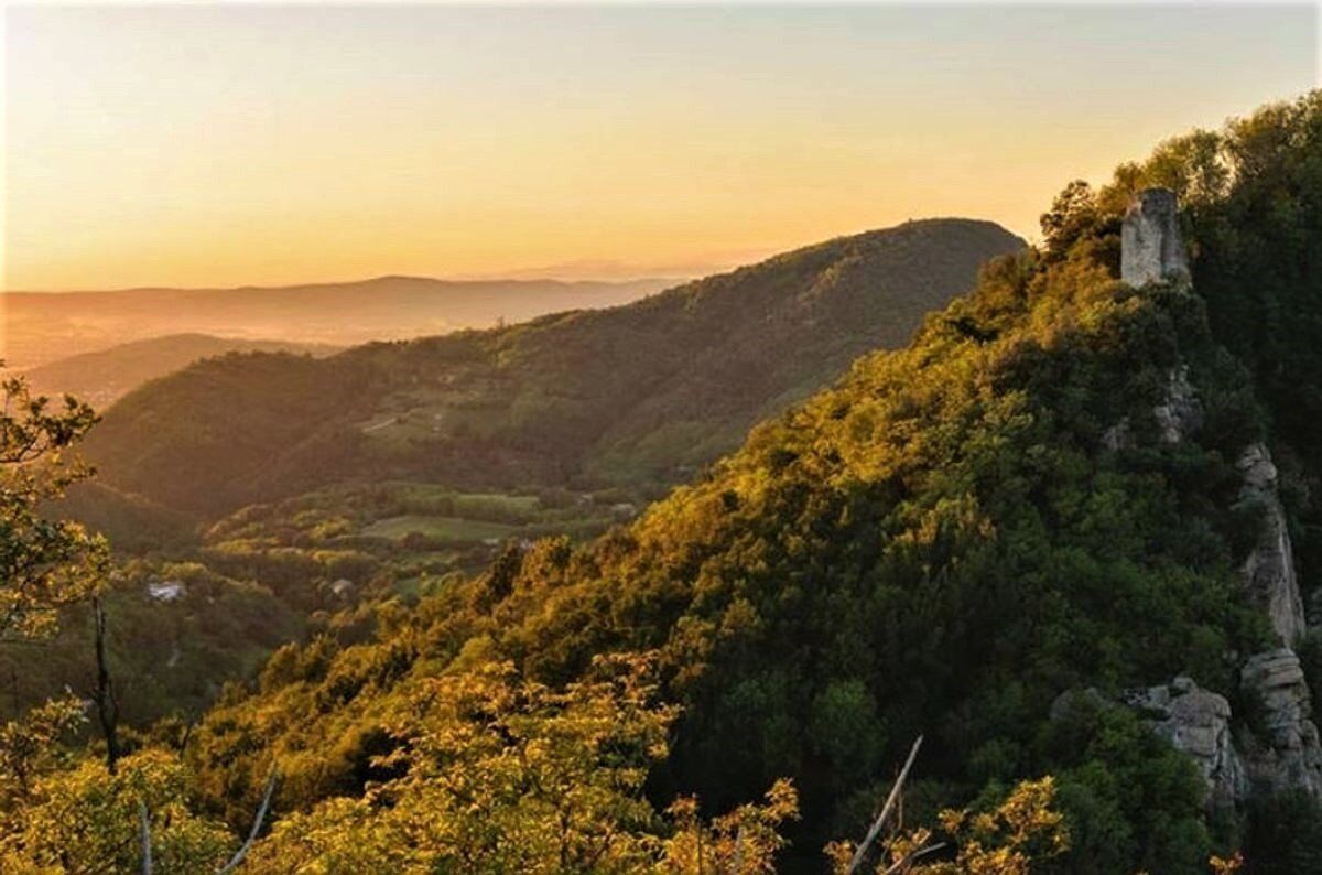 Rocca Pendice: Trekking al Tramonto al Castello di Speronella Rocca Pendice: Trekking al Tramonto al Castello di Speronella desktop picture