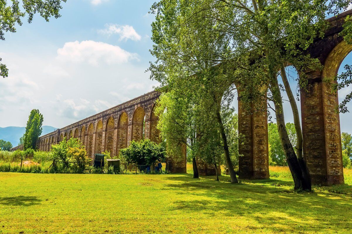 Percorso tra Storia e Natura: Il Monumentale Acquedotto Nottolini Percorso tra Storia e Natura: Il Monumentale Acquedotto Nottolini desktop picture