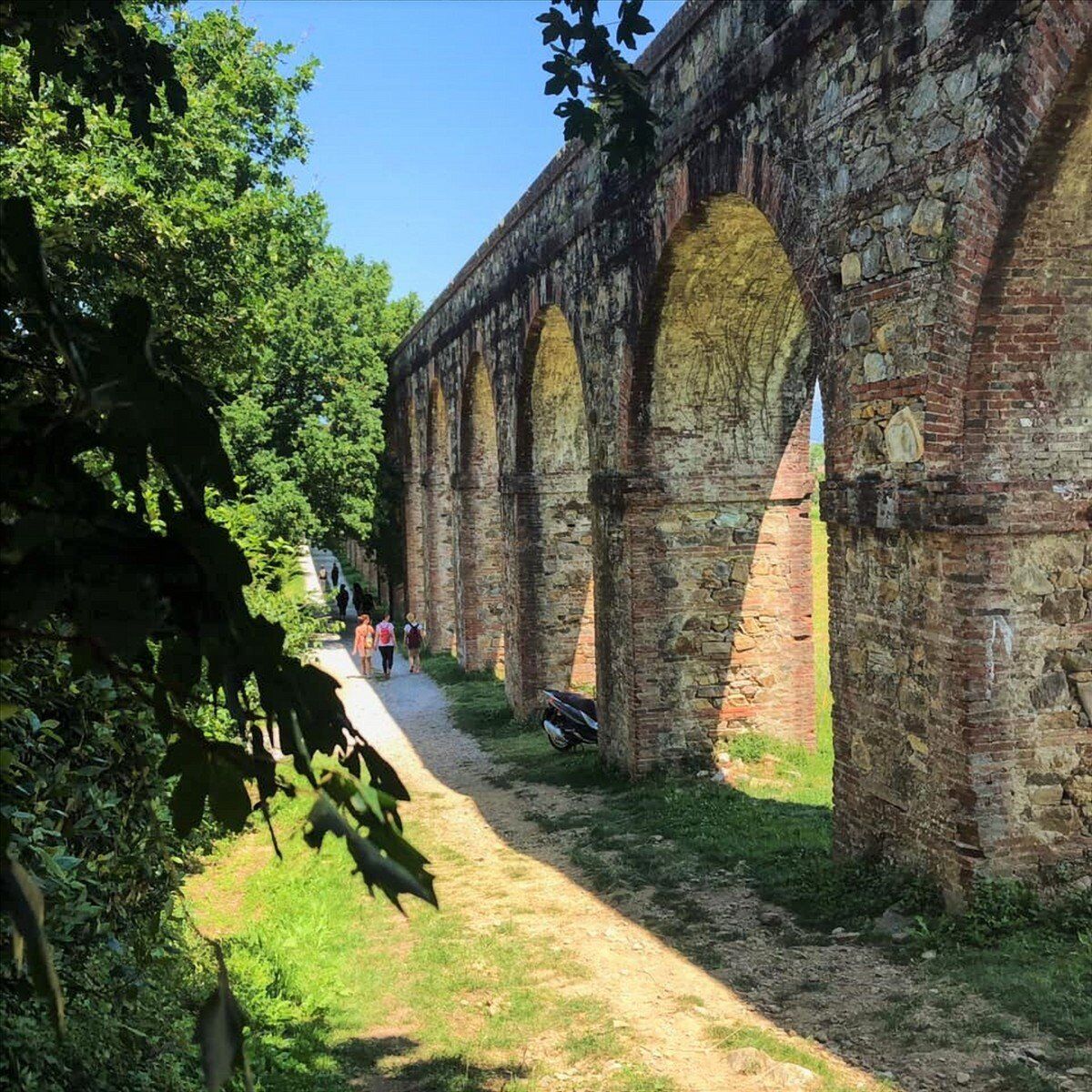 Percorso tra Storia e Natura: Il Monumentale Acquedotto Nottolini Percorso tra Storia e Natura: Il Monumentale Acquedotto Nottolini desktop picture