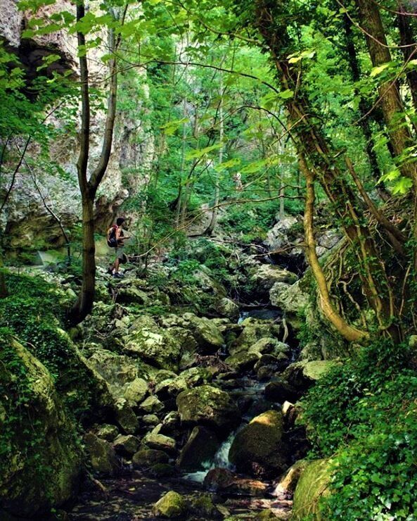 Lungo i Sentieri della Valle dei Tre Santi, uno Scrigno di Tesori nei Sibillini desktop picture